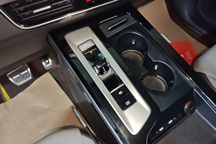 Used Volkswagen Tavendor 2023 330TSI Luxury Touring Edition Gear Lever