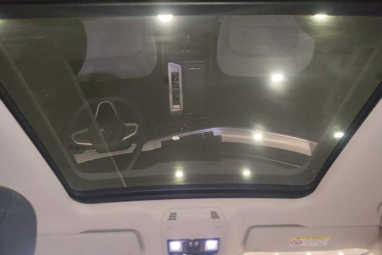 Used Volkswagen Tavendor 2023 330TSI Luxury Touring Edition Headliner