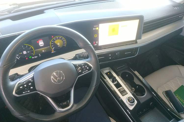 Used Volkswagen Tavendor 2023 380TSI All-Wheel Drive R-Line Journey Edition Interior 2