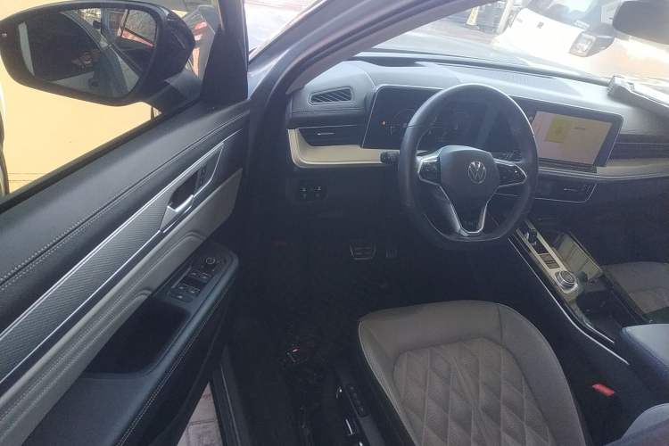 Used Volkswagen Tavendor 2023 380TSI All-Wheel Drive R-Line Journey Edition Interior 3