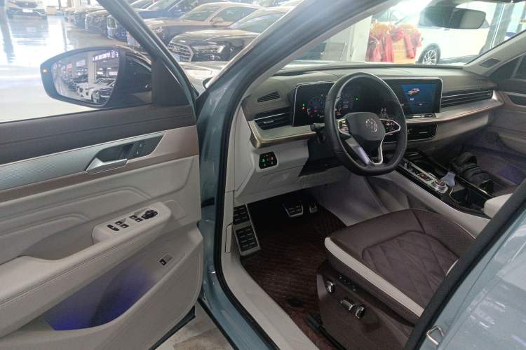 Used Volkswagen Tavendor 2023 380TSI All-Wheel Drive R-Line Journey Edition Interior 3