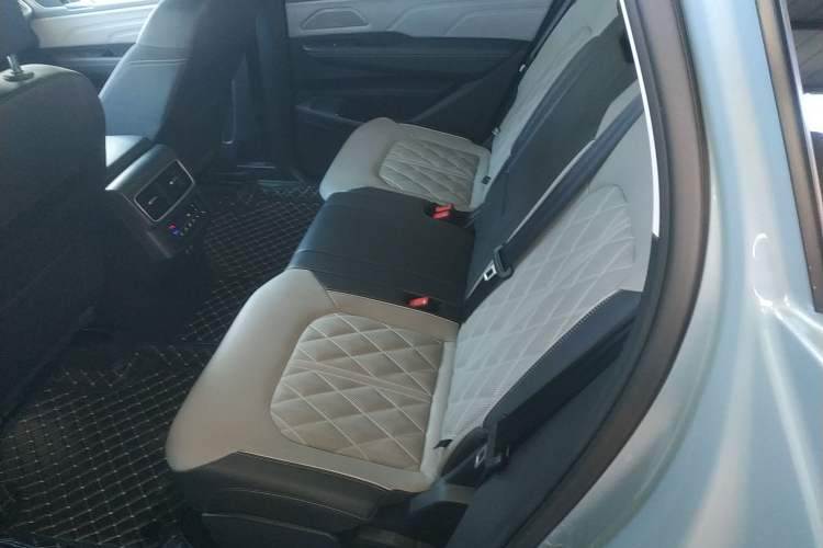 Used Volkswagen Tavendor 2023 380TSI All-Wheel Drive R-Line Journey Edition Interior 4