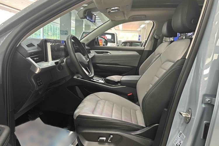 Used Volkswagen Tavendor 2023 330TSI Luxury Touring Edition Interior 4
