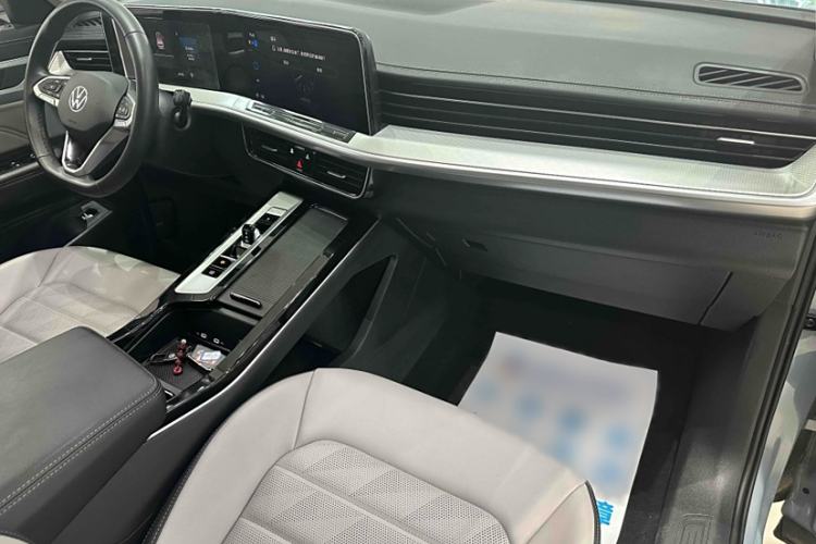 Used Volkswagen Tavendor 2023 330TSI Luxury Touring Edition Interior 6