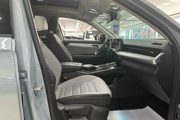 Used Volkswagen Tavendor 2023 330TSI Luxury Touring Edition Interior 7