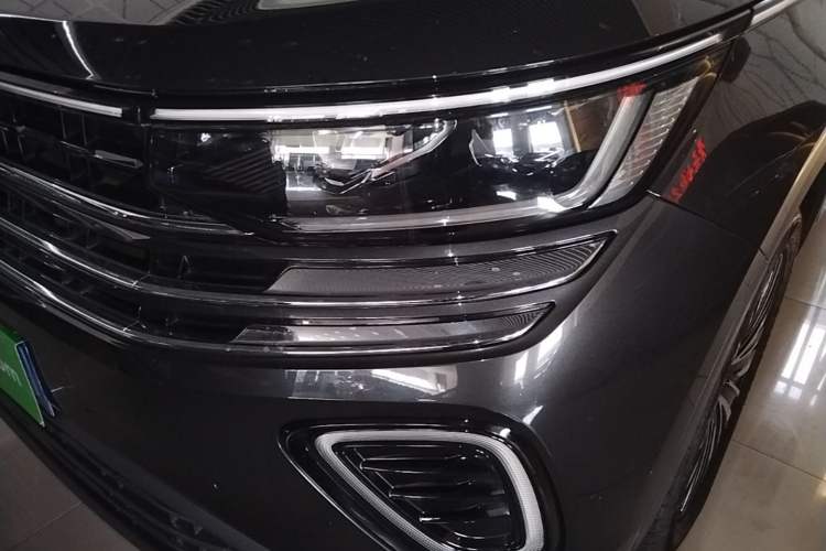 Used Volkswagen Tavendor 2023 330TSI Luxury Touring Edition Left Front Headlight