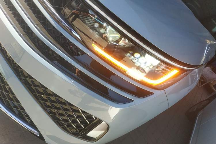 Used Volkswagen Tavendor 2023 380TSI All-Wheel Drive R-Line Journey Edition Left Front Headlight