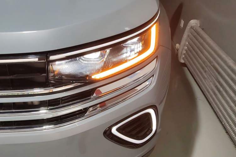Used Volkswagen Tavendor 2023 330TSI Luxury Touring Edition Left Front Headlight