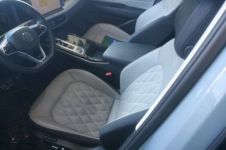 Used Volkswagen Tavendor 2023 380TSI All-Wheel Drive R-Line Journey Edition Left Front Seat
