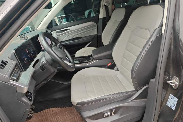 Used Volkswagen Tavendor 2023 330TSI Luxury Touring Edition Left Front Seat