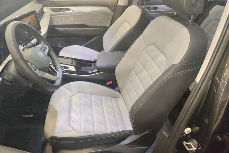 Used Volkswagen Tavendor 2023 330TSI Luxury Touring Edition Left Front Seat