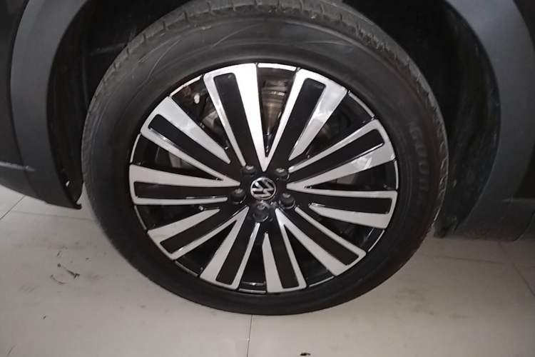 Used Volkswagen Tavendor 2023 330TSI Luxury Touring Edition Left Front Wheel Hub