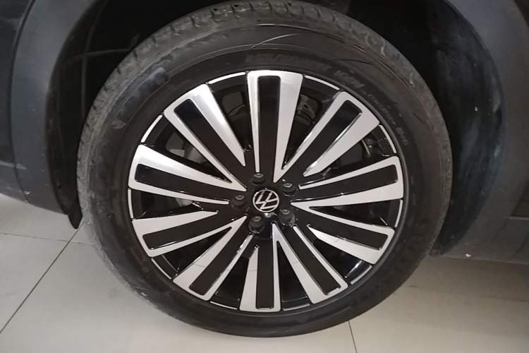 Used Volkswagen Tavendor 2023 330TSI Luxury Touring Edition Left Front Wheel Hub