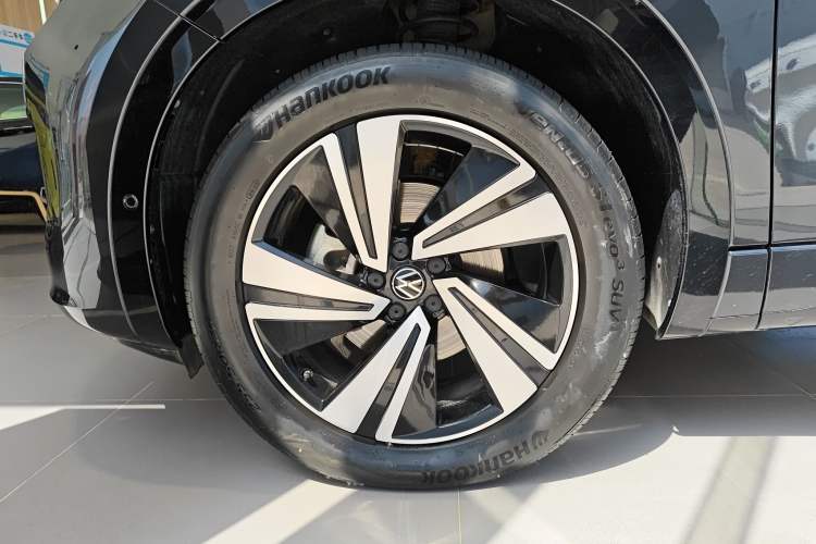 Used Volkswagen Tavendor 2023 380TSI Four-Wheel Drive R-Line Cruise Edition Left Front Wheel Hub