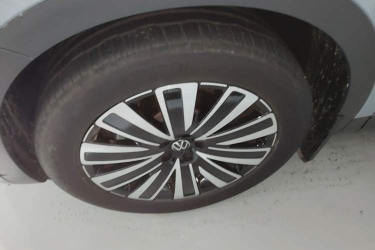 Used Volkswagen Tavendor 2023 330TSI Luxury Touring Edition Left Front Wheel Hub