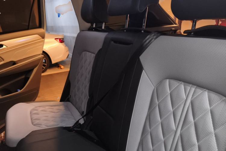 Used Volkswagen Tavendor 2023 380TSI Four-Wheel Drive R-Line First Edition Left Rear Seat