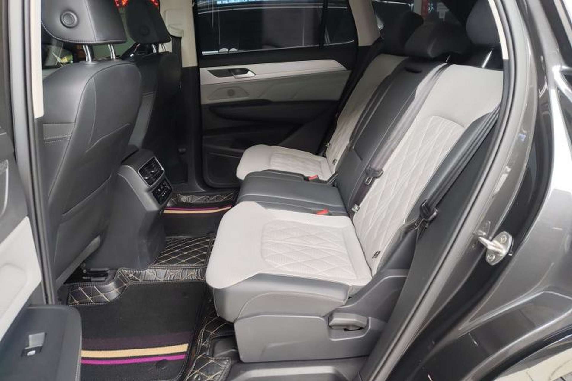 Used Volkswagen Tavendor 2023 380TSI Four-Wheel Drive R-Line Cruise Edition Left Rear Seat