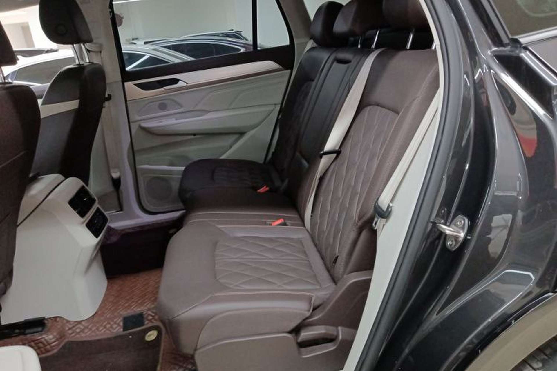 Used Volkswagen Tavendor 2023 380TSI Four-Wheel Drive R-Line Cruise Edition Left Rear Seat