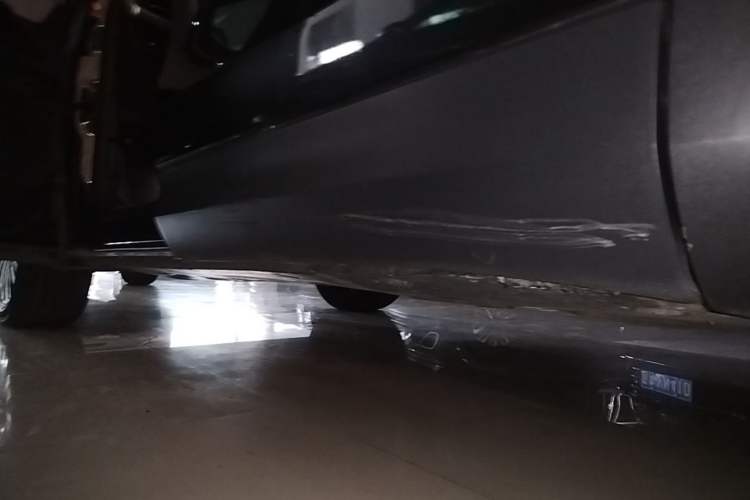 Used Volkswagen Tavendor 2023 330TSI Luxury Touring Edition Left Side Sill