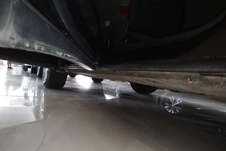 Used Volkswagen Tavendor 2023 330TSI Luxury Touring Edition Left Side Sill
