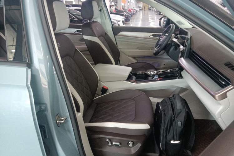 Used Volkswagen Tavendor 2023 380TSI All-Wheel Drive R-Line Journey Edition Right Front Seat