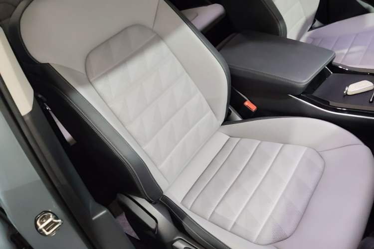 Used Volkswagen Tavendor 2023 330TSI Luxury Touring Edition Right Front Seat