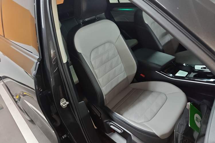 Used Volkswagen Tavendor 2023 330TSI Luxury Touring Edition Right Front Seat