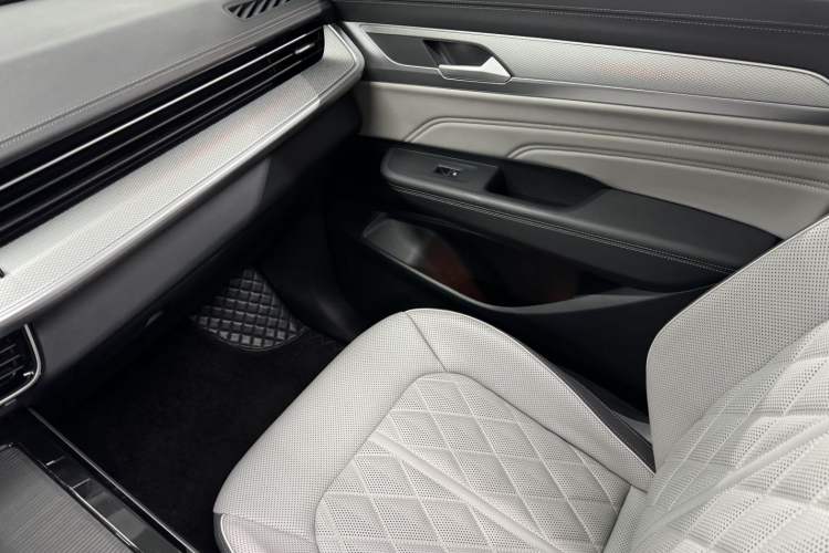 Used Volkswagen Tavendor 2023 380TSI Four-Wheel Drive R-Line Cruise Edition Right Front Seat