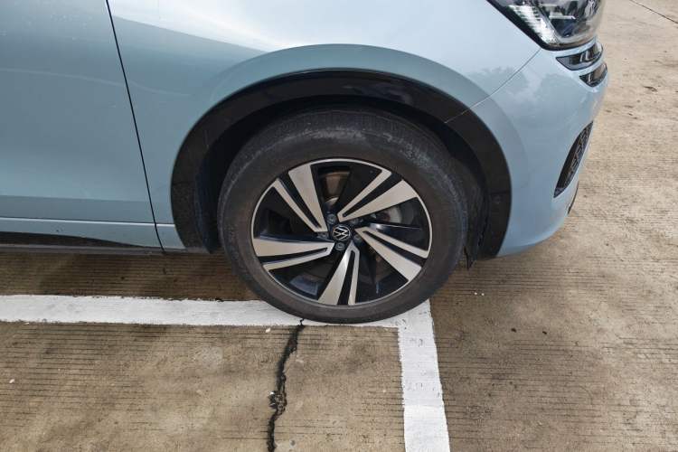 Used Volkswagen Tavendor 2023 380TSI Four-Wheel Drive R-Line Cruise Edition Right Front Wheel Hub
