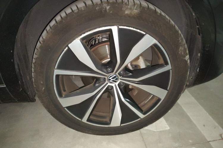 Used Volkswagen Tavendor 2023 380TSI Four-Wheel Drive R-Line First Edition Right Front Wheel Hub