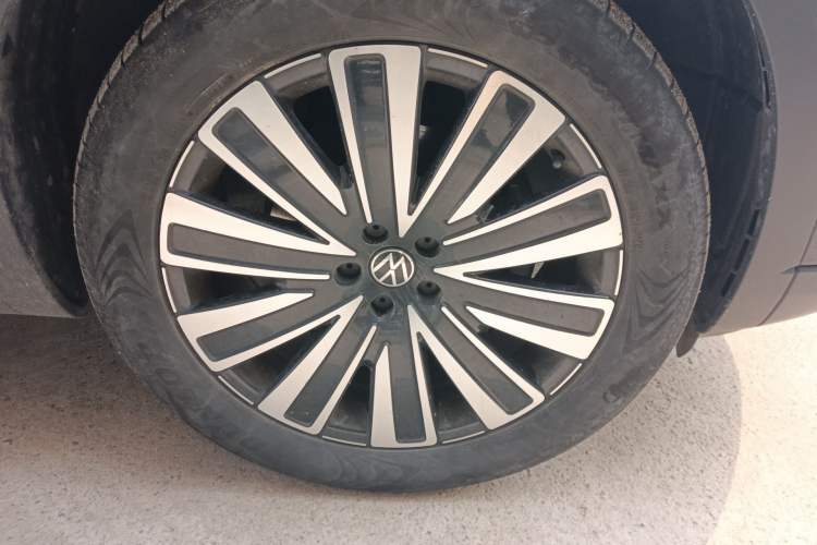 Used Volkswagen Tavendor 2023 330TSI Luxury Touring Edition Right Front Wheel Hub