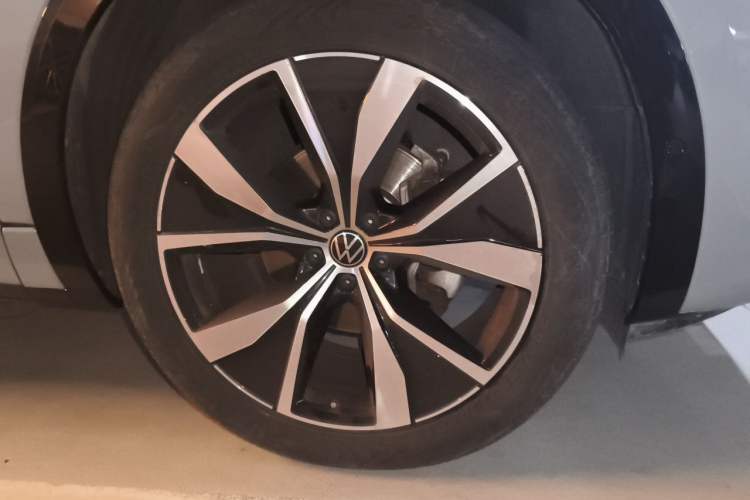 Used Volkswagen Tavendor 2023 380TSI Four-Wheel Drive R-Line First Edition Right Front Wheel Hub