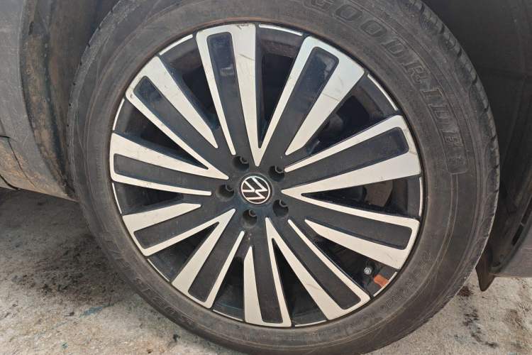 Used Volkswagen Tavendor 2023 330TSI Luxury Touring Edition Right Front Wheel Hub