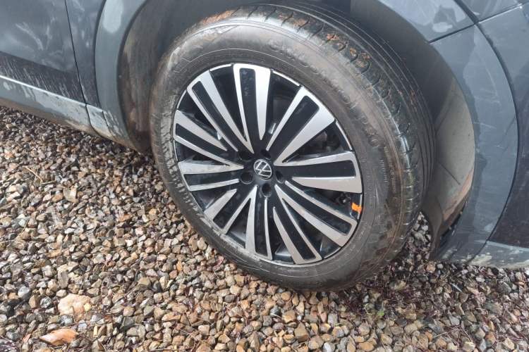 Used Volkswagen Tavendor 2023 330TSI Luxury Touring Edition Right Front Wheel Hub
