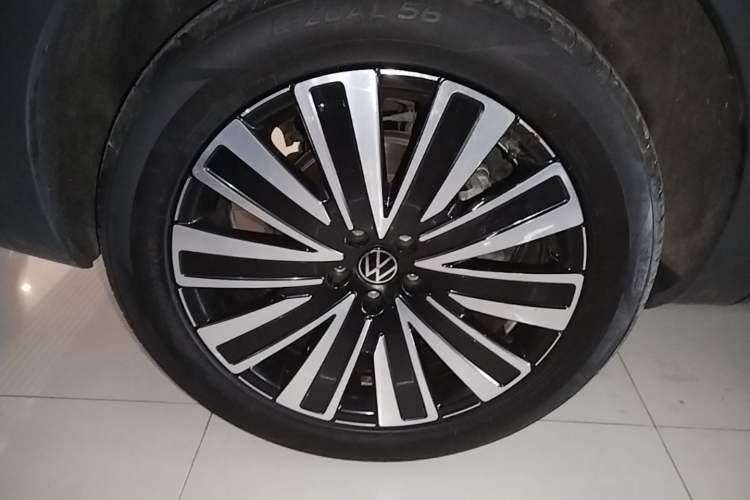 Used Volkswagen Tavendor 2023 330TSI Luxury Touring Edition Right Rear Wheel Hub