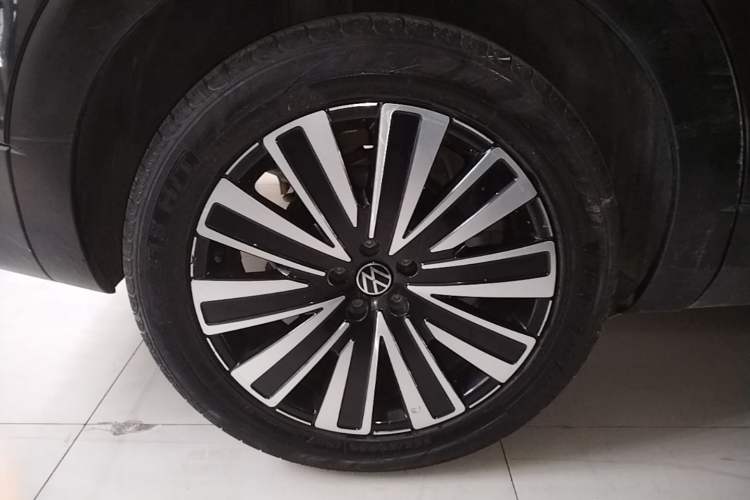 Used Volkswagen Tavendor 2023 330TSI Luxury Touring Edition Right Rear Wheel Hub