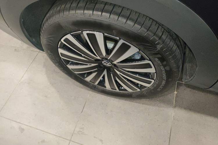Used Volkswagen Tavendor 2023 330TSI Luxury Touring Edition Right Rear Wheel Hub