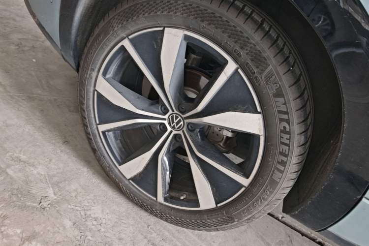 Used Volkswagen Tavendor 2023 380TSI All-Wheel Drive R-Line Journey Edition Right Rear Wheel Hub