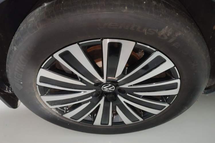 Used Volkswagen Tavendor 2023 330TSI Luxury Touring Edition Right Rear Wheel Hub