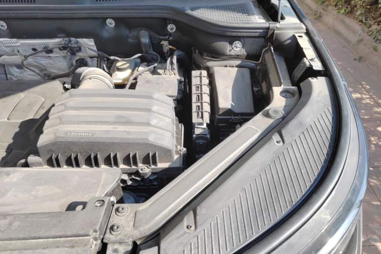 Used Volkswagen Tavendor 2023 380TSI Four-Wheel Drive R-Line Cruise Edition Engine Bay Left
