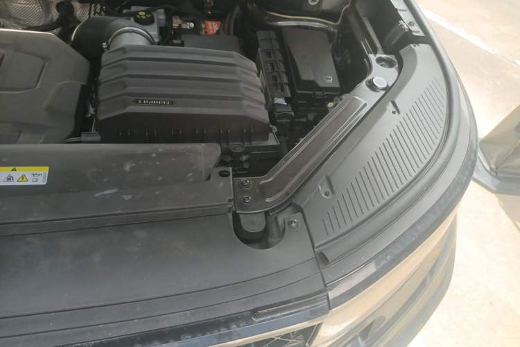 Used Volkswagen Tavendor 2023 380TSI Four-Wheel Drive R-Line Cruise Edition Engine Bay Left