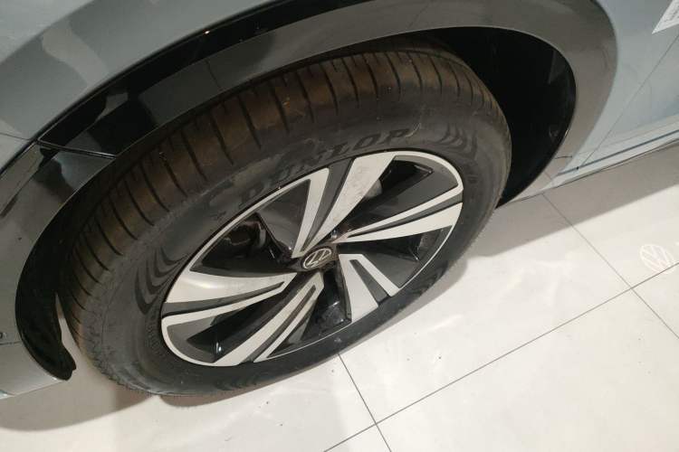 Used Volkswagen Tavendor 2023 380TSI Four-Wheel Drive R-Line Cruise Edition Left Front Wheel Hub