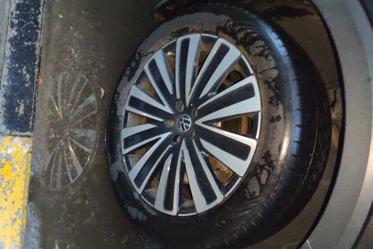 Used Volkswagen Tavendor 2023 330TSI Luxury Touring Edition Right Front Wheel Hub
