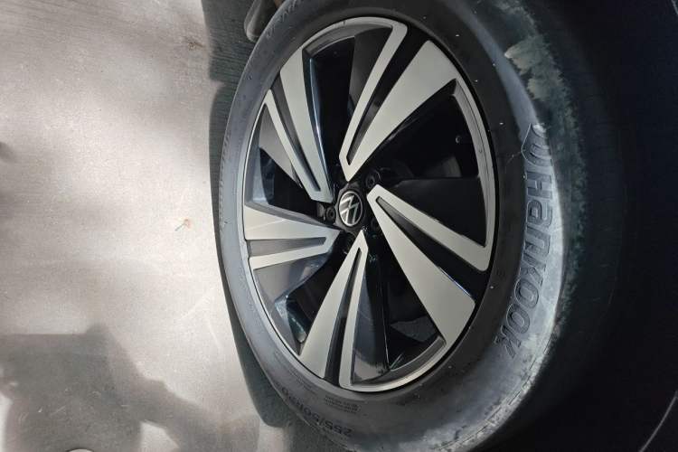 Used Volkswagen Tavendor 2023 380TSI Four-Wheel Drive R-Line Cruise Edition Right Front Wheel Hub