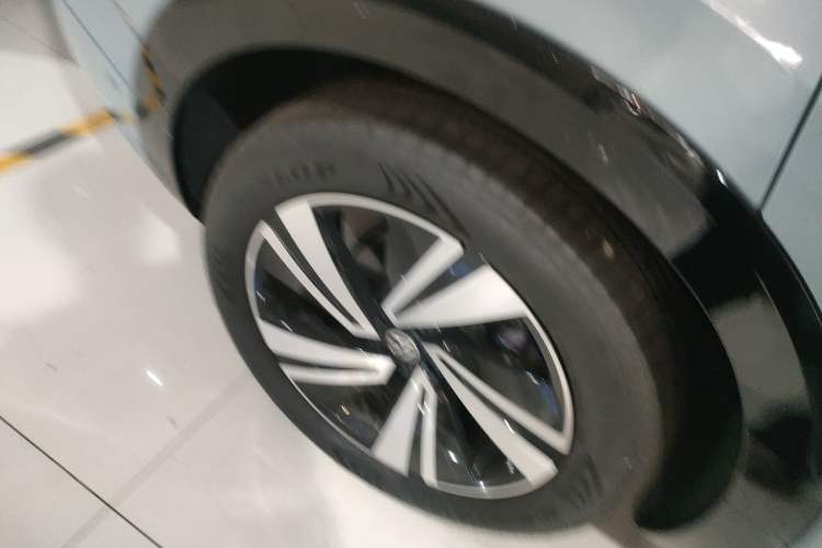 Used Volkswagen Tavendor 2023 380TSI Four-Wheel Drive R-Line Cruise Edition Right Rear Wheel Hub