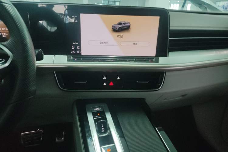 Used Volkswagen Tavendor 2023 380TSI All-Wheel Drive R-Line Journey Edition Audio And AC Panel