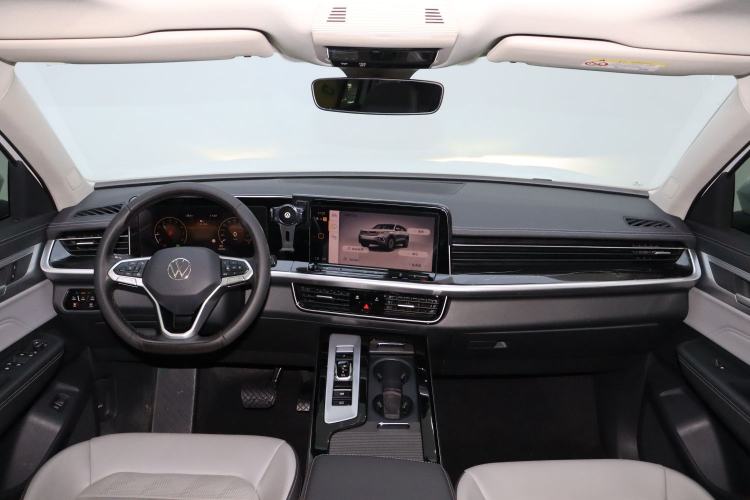 Used Volkswagen Tavendor 2023 330TSI Luxury Touring Edition Audio And AC Panel