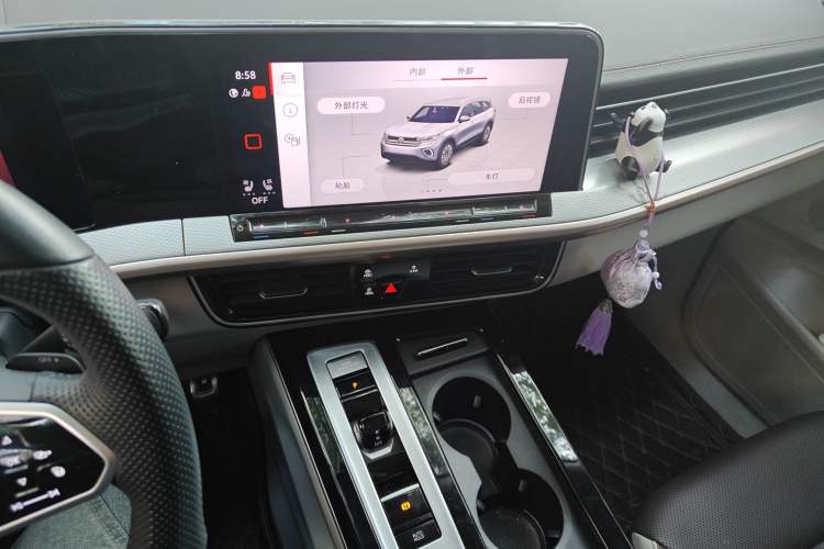 Used Volkswagen Tavendor 2023 380TSI All-Wheel Drive R-Line Journey Edition Audio And AC Panel