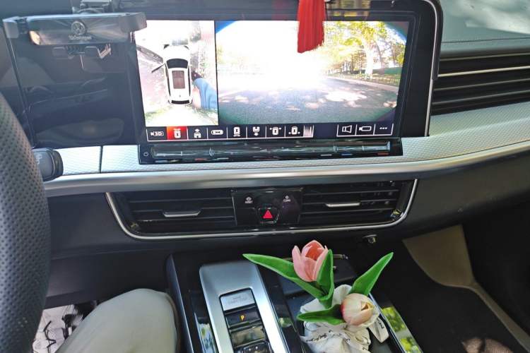Used Volkswagen Tavendor 2023 330TSI Luxury Touring Edition Audio And AC Panel