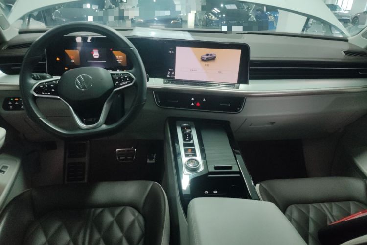 Used Volkswagen Tavendor 2023 380TSI All-Wheel Drive R-Line Journey Edition Center Console